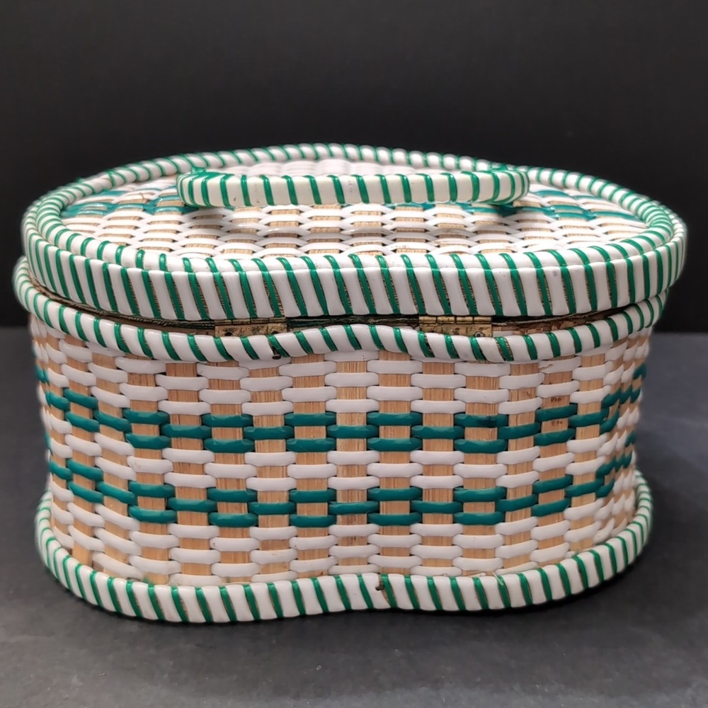 VGT, Heart shaped Woven/Wicker Green/White Sewing Basket. - Picture 6 of 12
